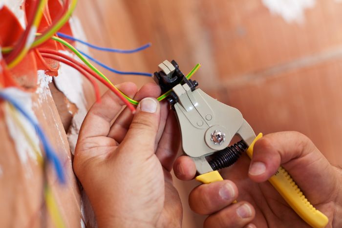 Picture of a San Bernardino Handyman fixing an electrical wiring problem